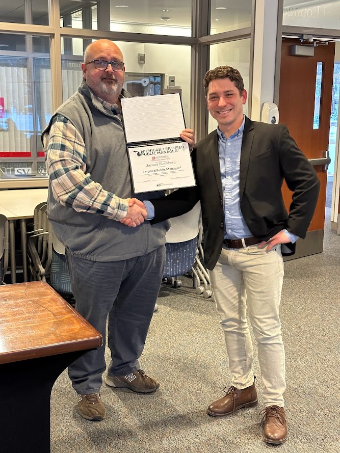 2 people shaking hands